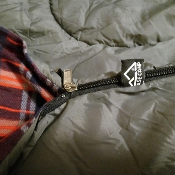 🦌🦃BASE CAMP💤SLEEPING BAG🎒🚜🏘LARGE AND THICK FOR WARMTH. 🇺🇸 - Picture 3 of 16